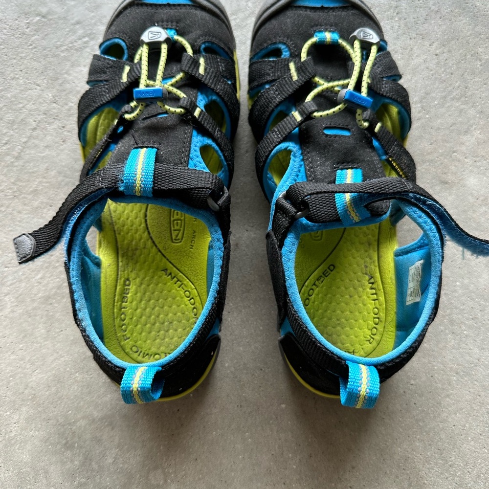 Boys Size 5 Keens